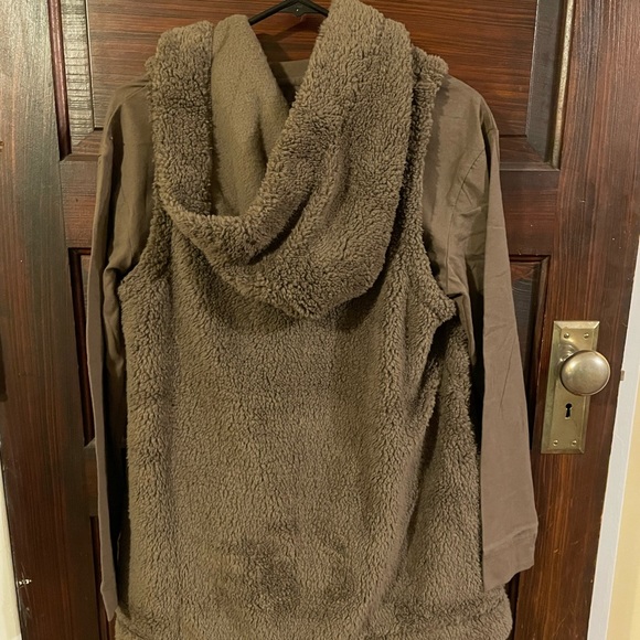 UGG Koolaburra Vest/Cardigan and Long-sleeve - Picture 3 of 4